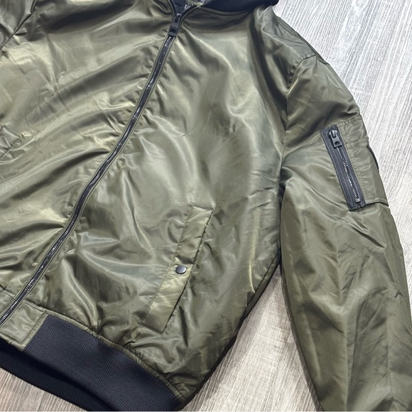 GUESS Men’s Bomber Jacket w/ detachable hood, quilted inside, inside pocket,EUC - Picture 9 of 16